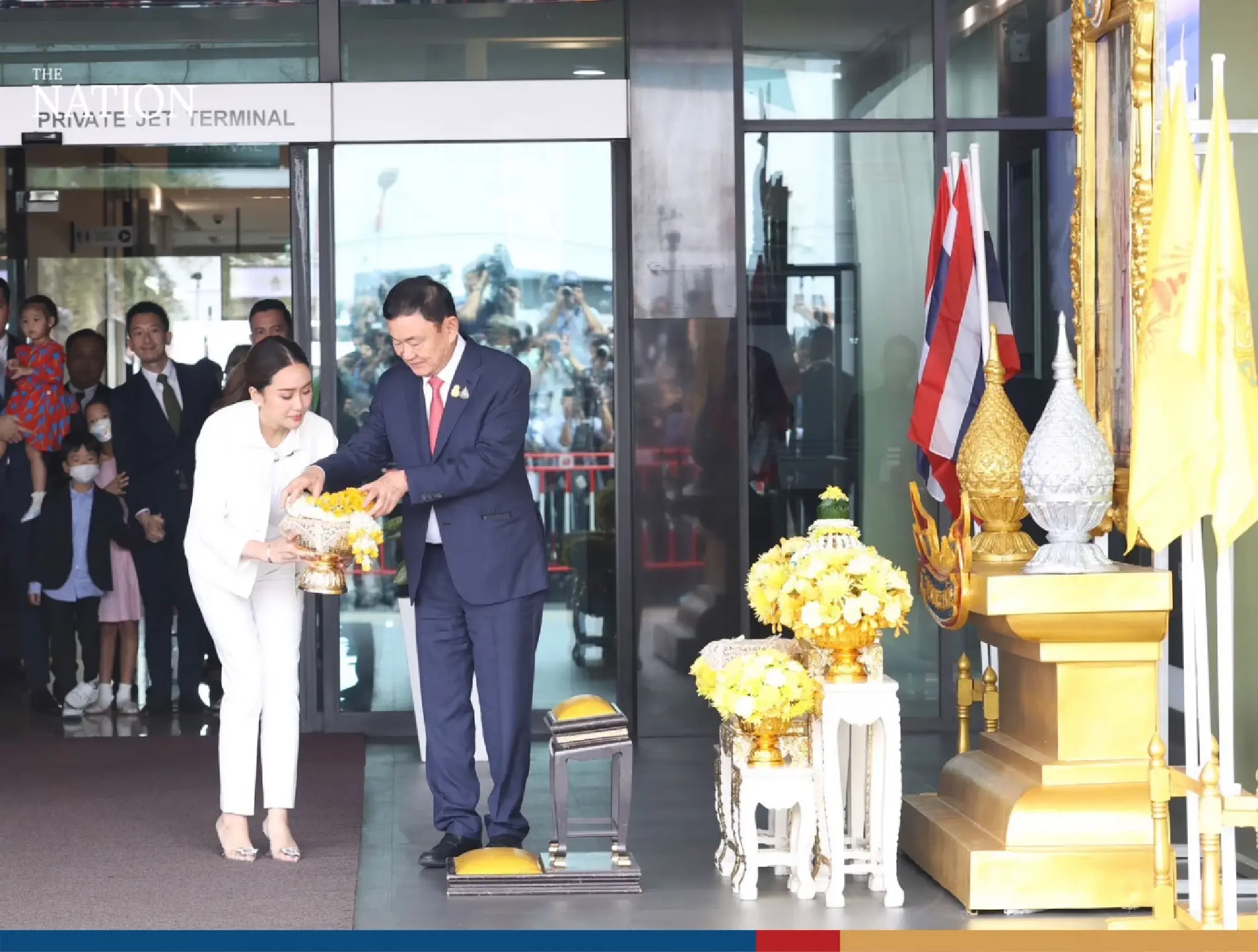 Thaksin pays respect to royal portrait after arriving in Thailand - Photo 10