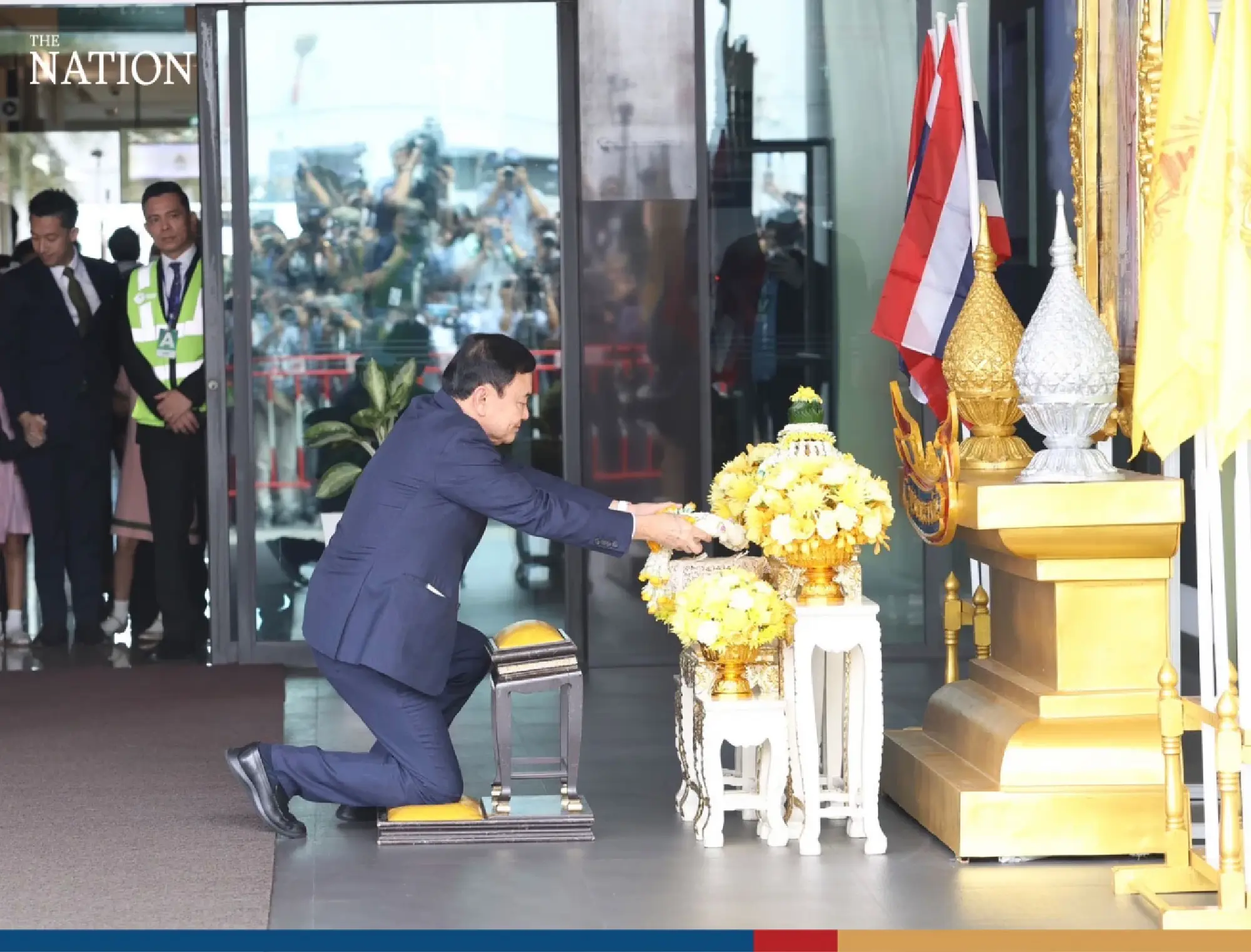 Thaksin pays respect to royal portrait after arriving in Thailand - Photo 11