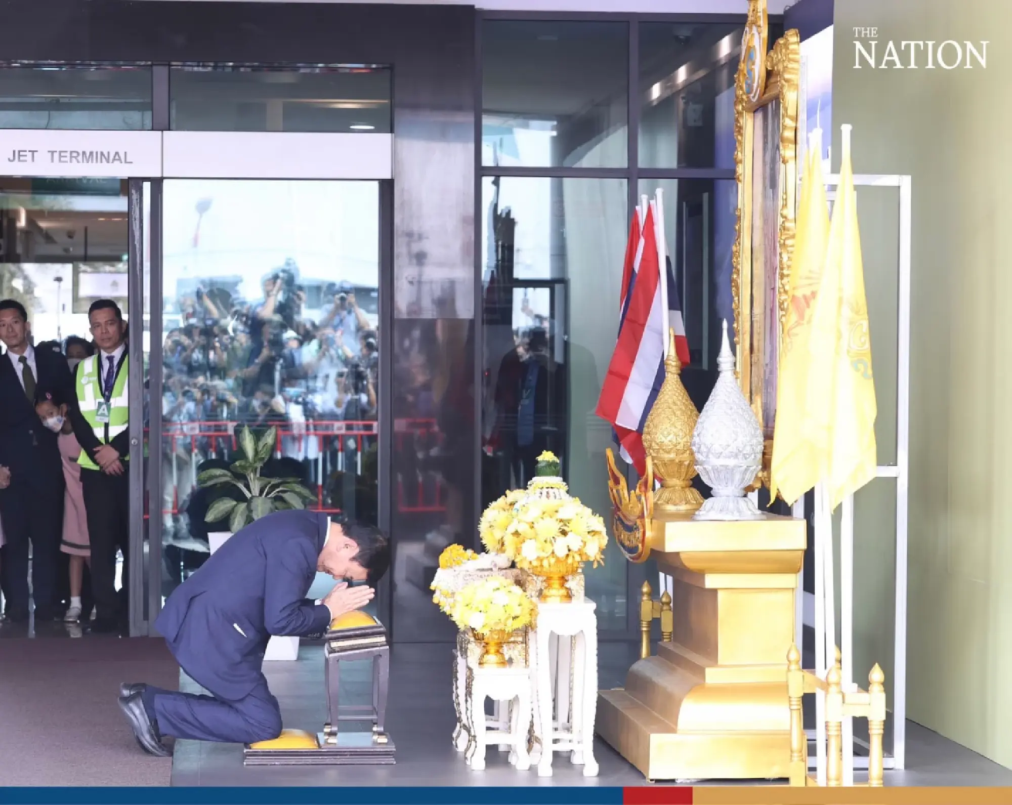 Thaksin pays respect to royal portrait after arriving in Thailand - Photo 4