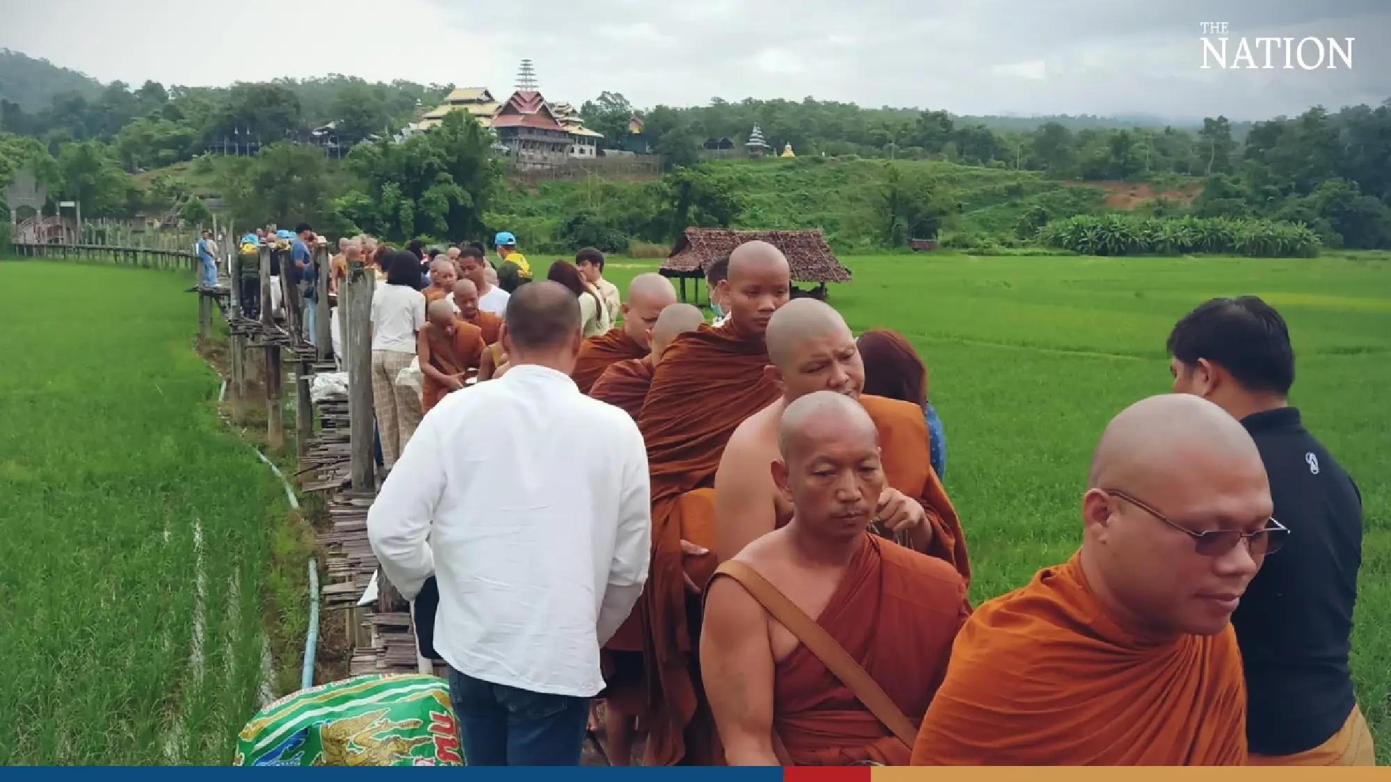 Buddhists mark Lent by giving alms on Mae Hong Song’s ‘Bridge of Faith’ - Photo 1