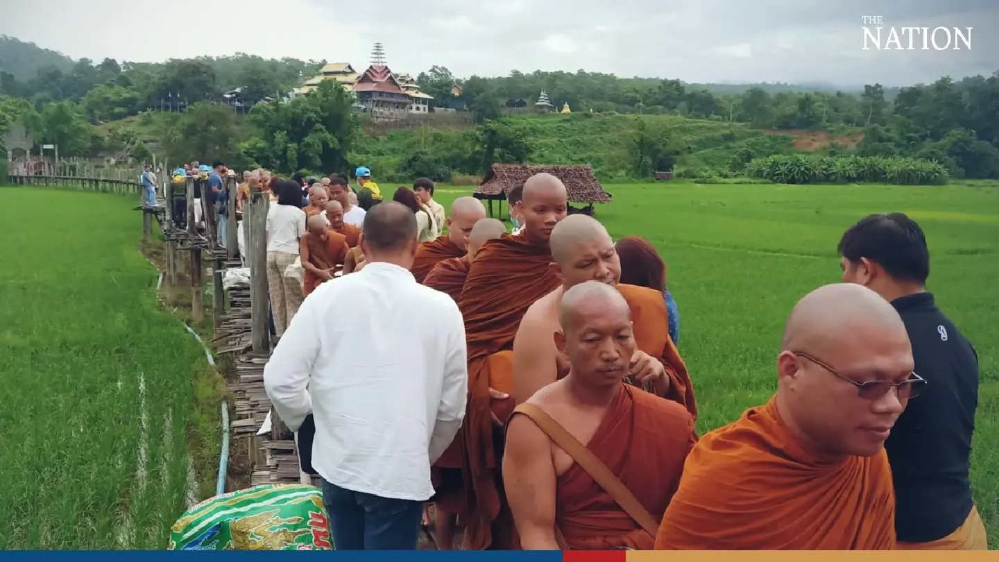 Buddhists mark Lent by giving alms on Mae Hong Song’s ‘Bridge of Faith’ - Photo 1