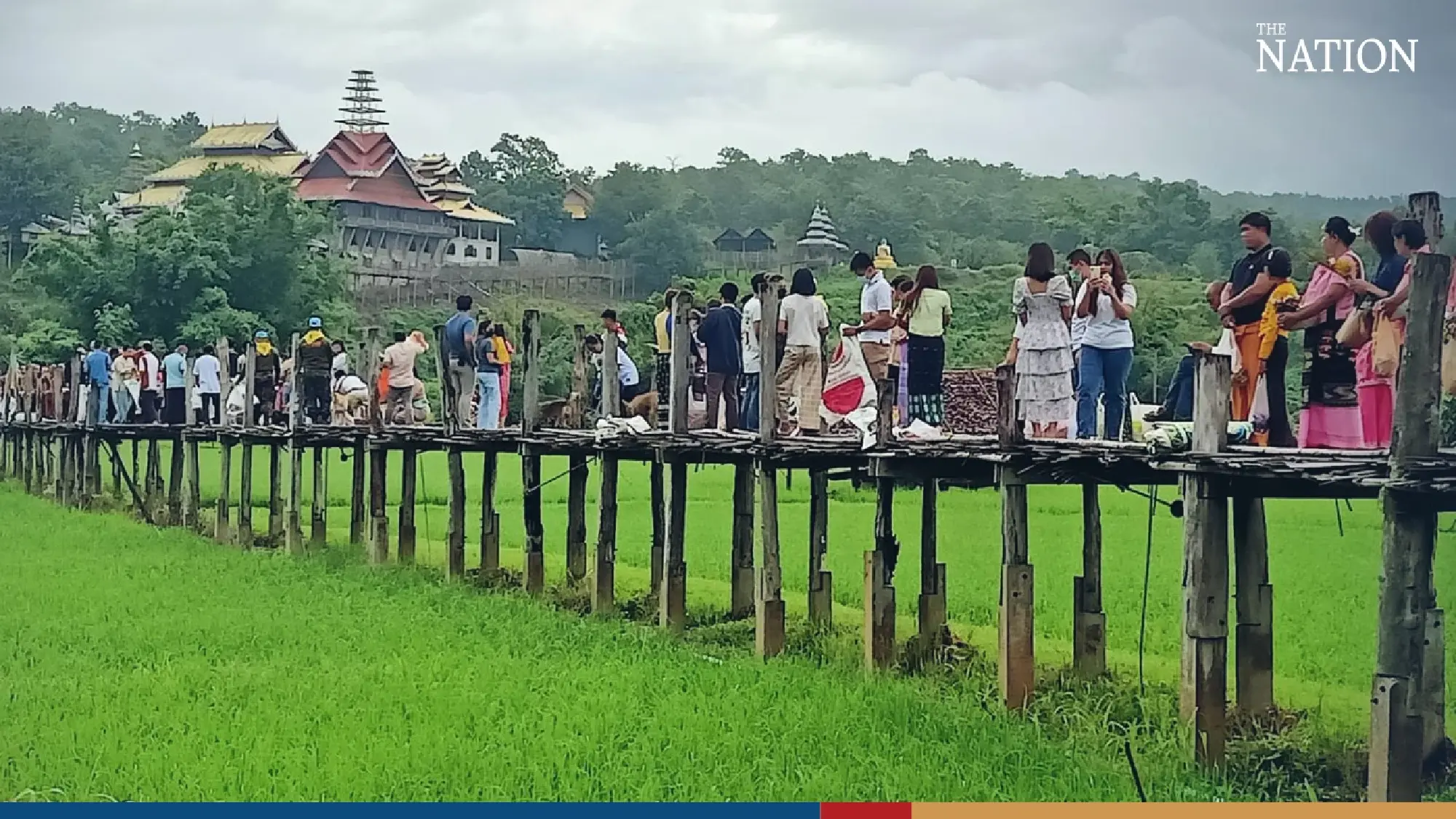 Buddhists mark Lent by giving alms on Mae Hong Song’s ‘Bridge of Faith’ - Photo 8