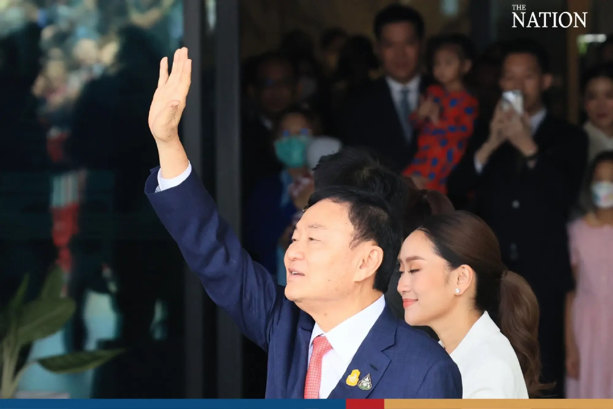 Thaksin pays respect to royal portrait after arriving in Thailand - Photo 6
