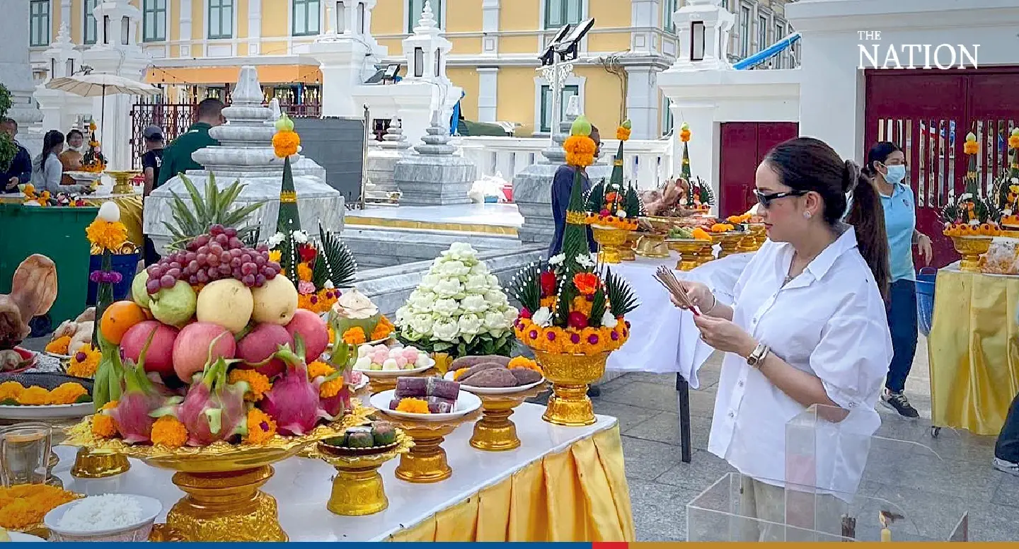 Thaksin’s daughters pray for his safe return to Thailand - Photo 1