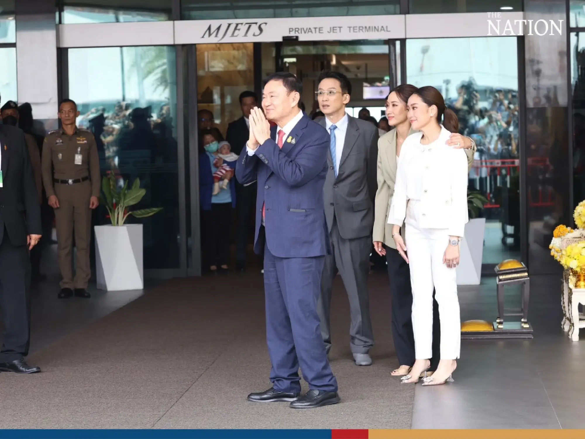 Thaksin pays respect to royal portrait after arriving in Thailand - Photo 7