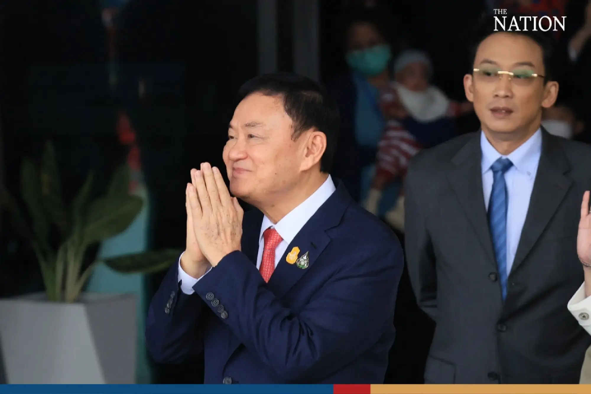 Thaksin pays respect to royal portrait after arriving in Thailand - Photo 13
