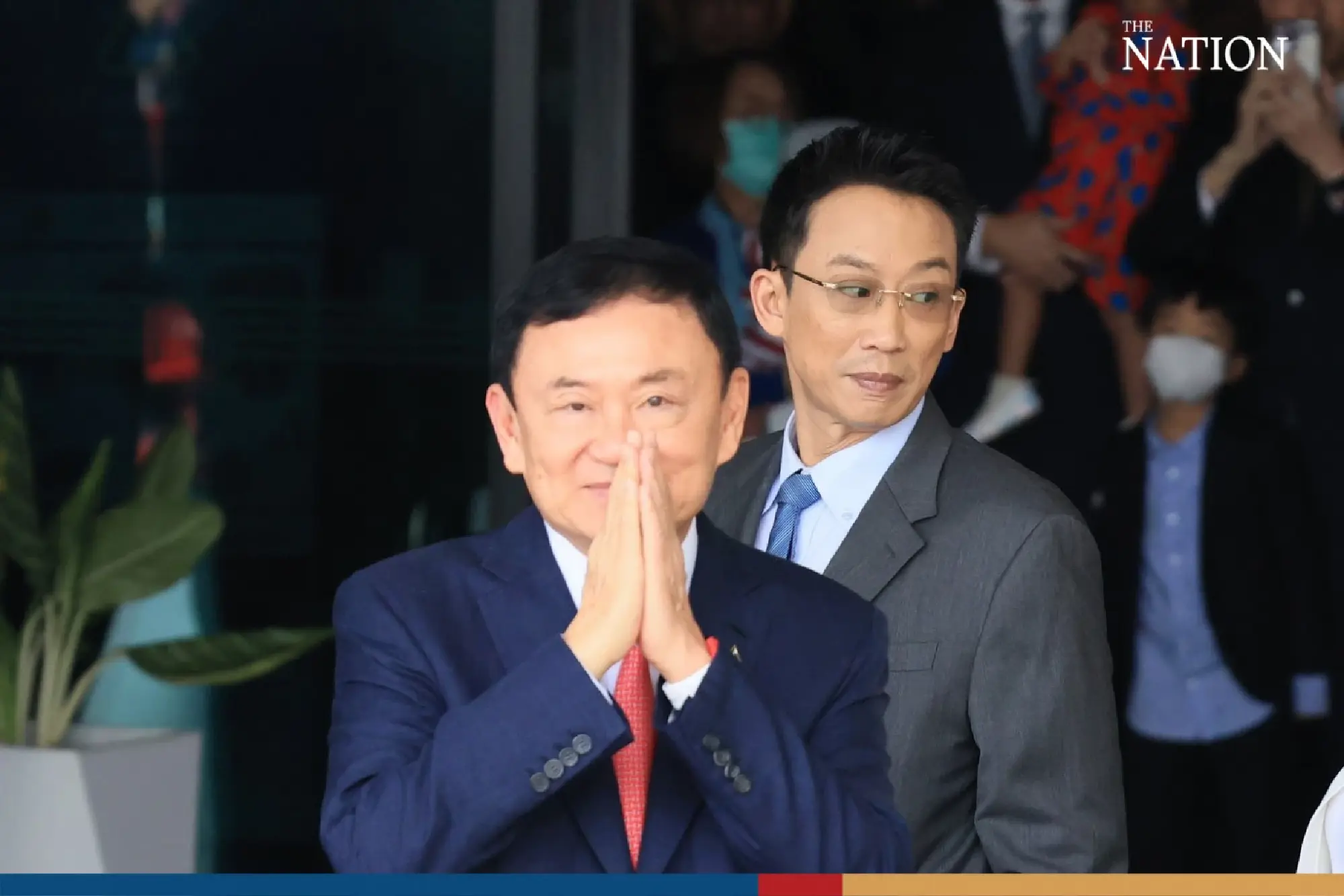 Thaksin pays respect to royal portrait after arriving in Thailand - Photo 9