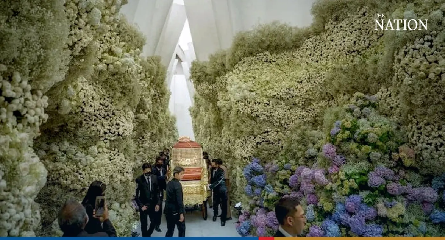 Flowers mark the pathway to heaven - Photo 3
