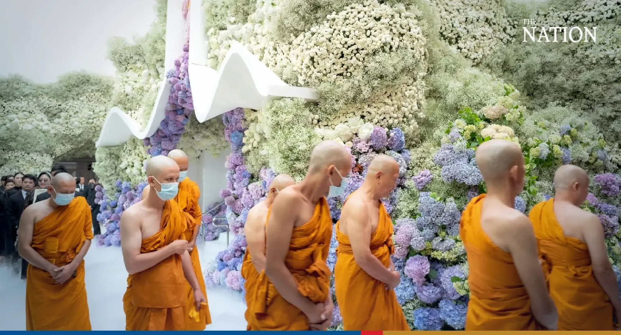 Flowers mark the pathway to heaven - Photo 2