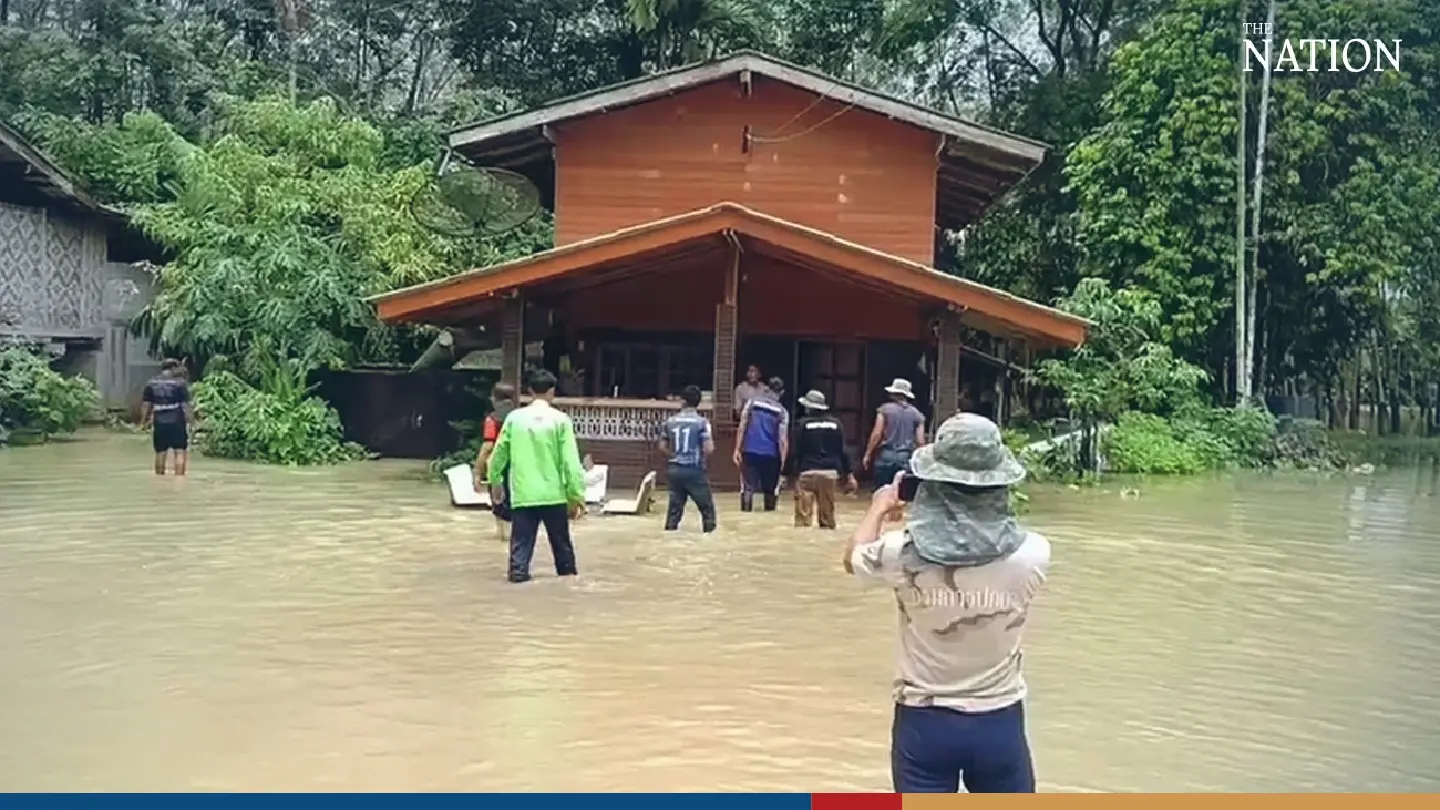 Satun villages waist-deep in water after 3 days of rain - Photo 1