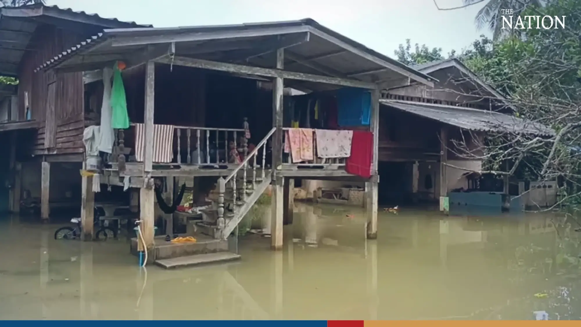 Satun villages waist-deep in water after 3 days of rain - Photo 5