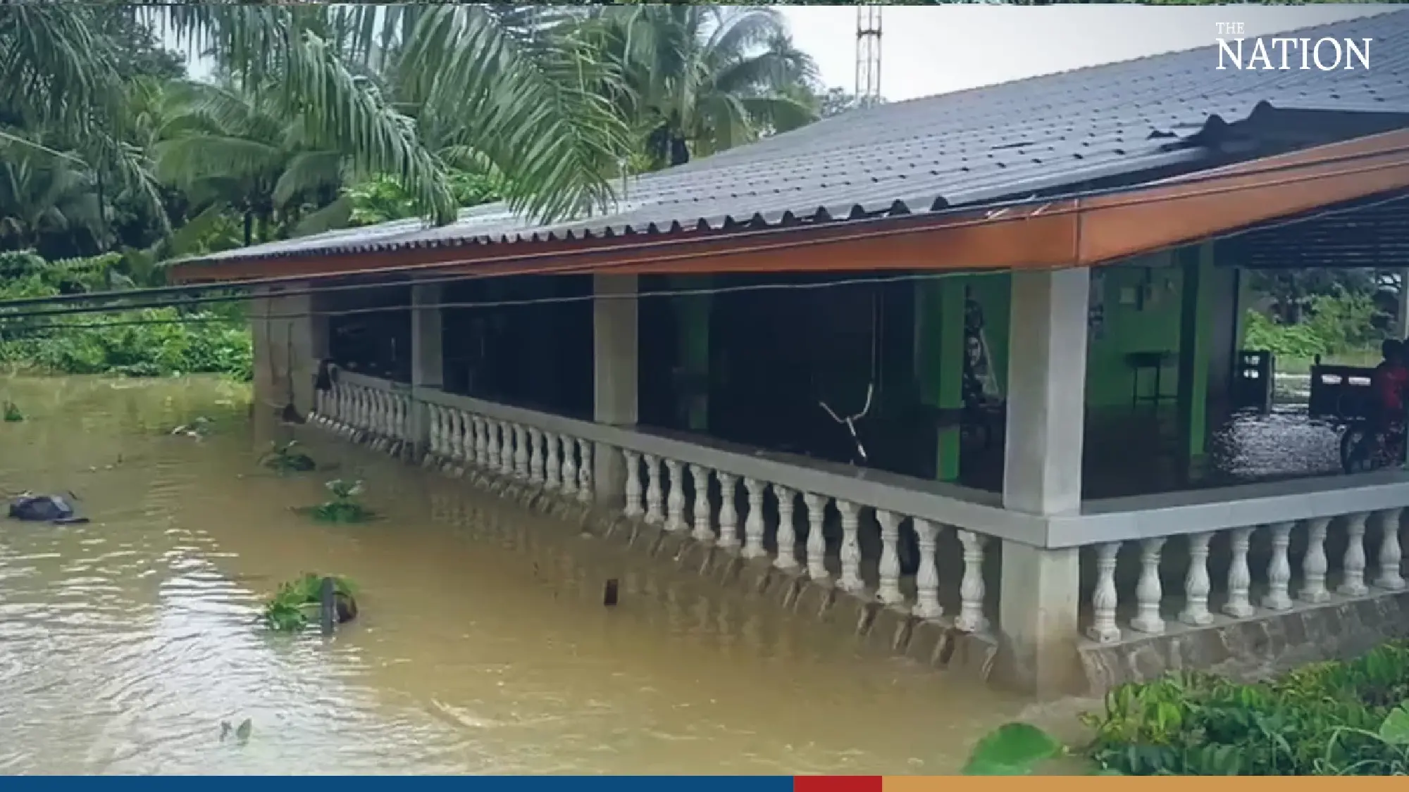 Satun villages waist-deep in water after 3 days of rain - Photo 4