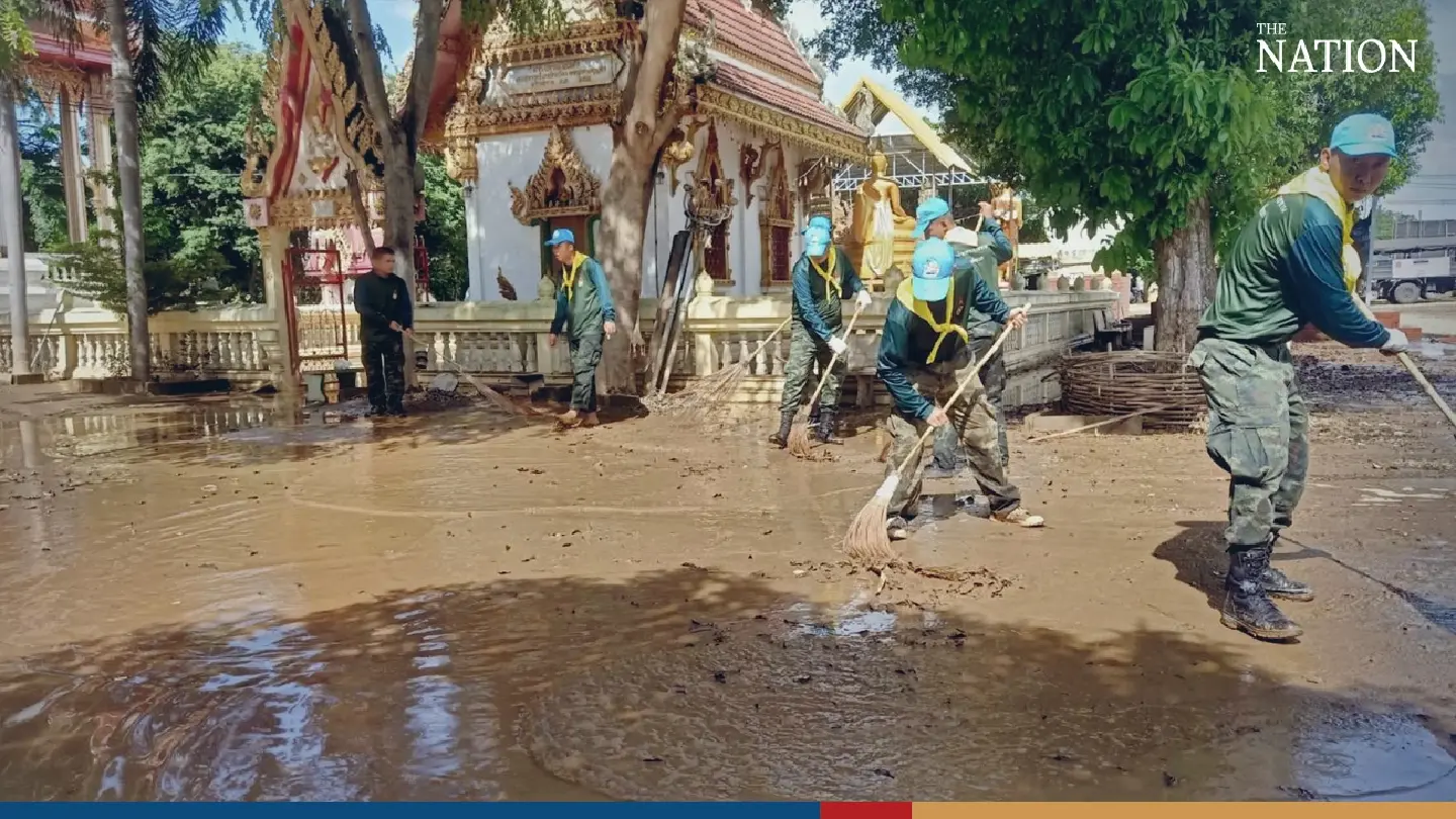 Bridge collapses in Kamphaeng Phet past midnight - Photo 4