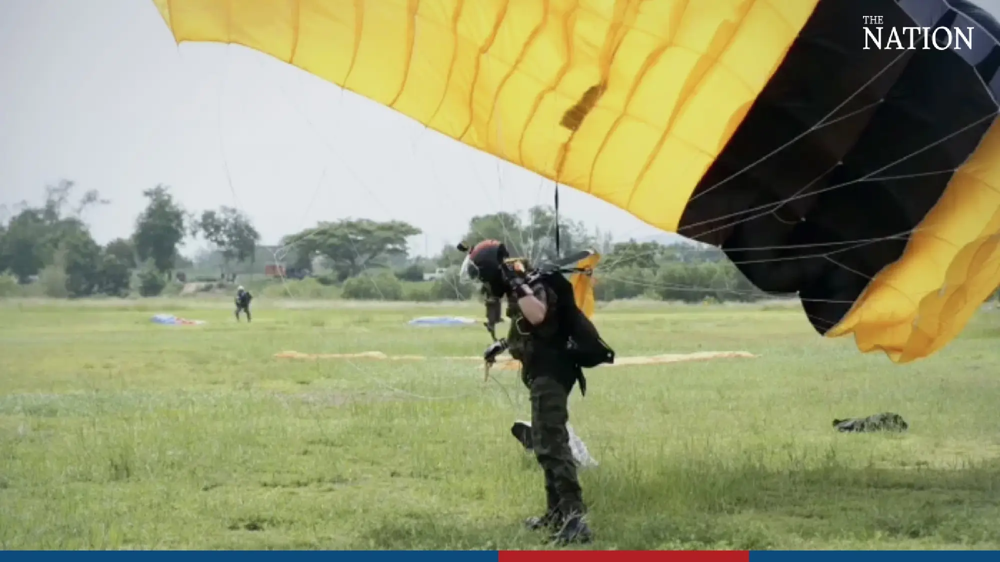 New police chief leads elite commandos in skydiving mission - Photo 6