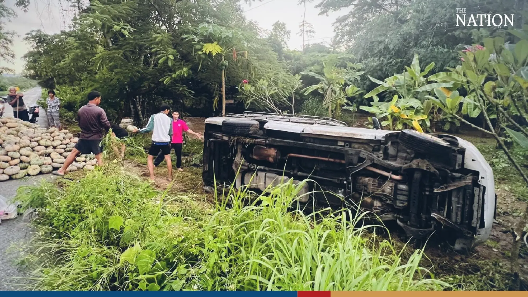 Bridge collapses in Kamphaeng Phet past midnight - Photo 6