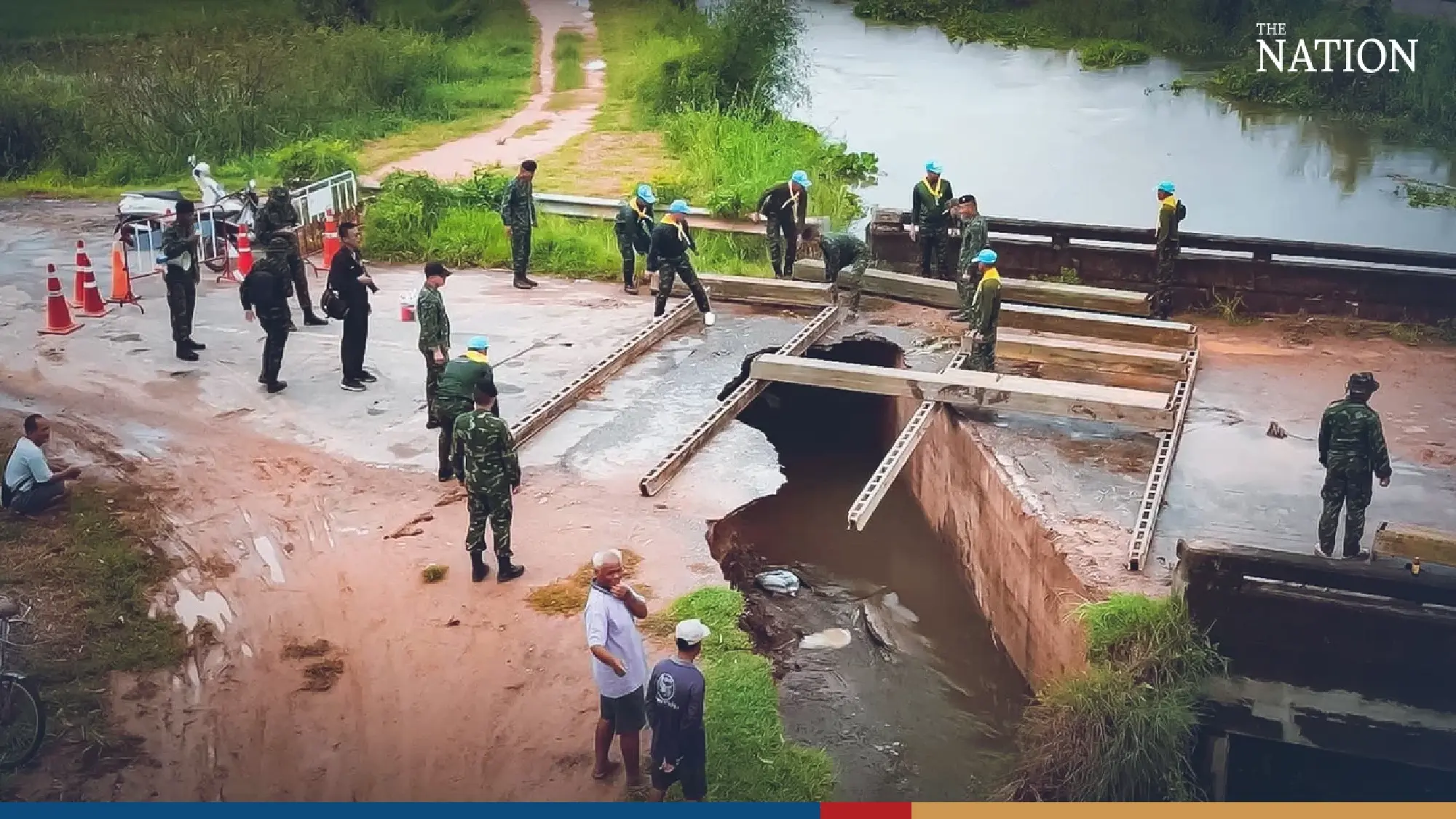 Army, police bureau deploys saviours for flood victims - Photo 5