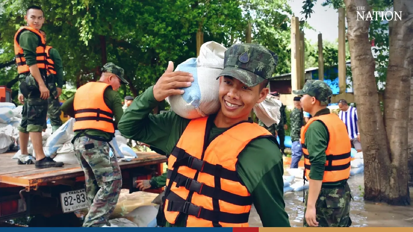 Army, police bureau deploys saviours for flood victims - Photo 2