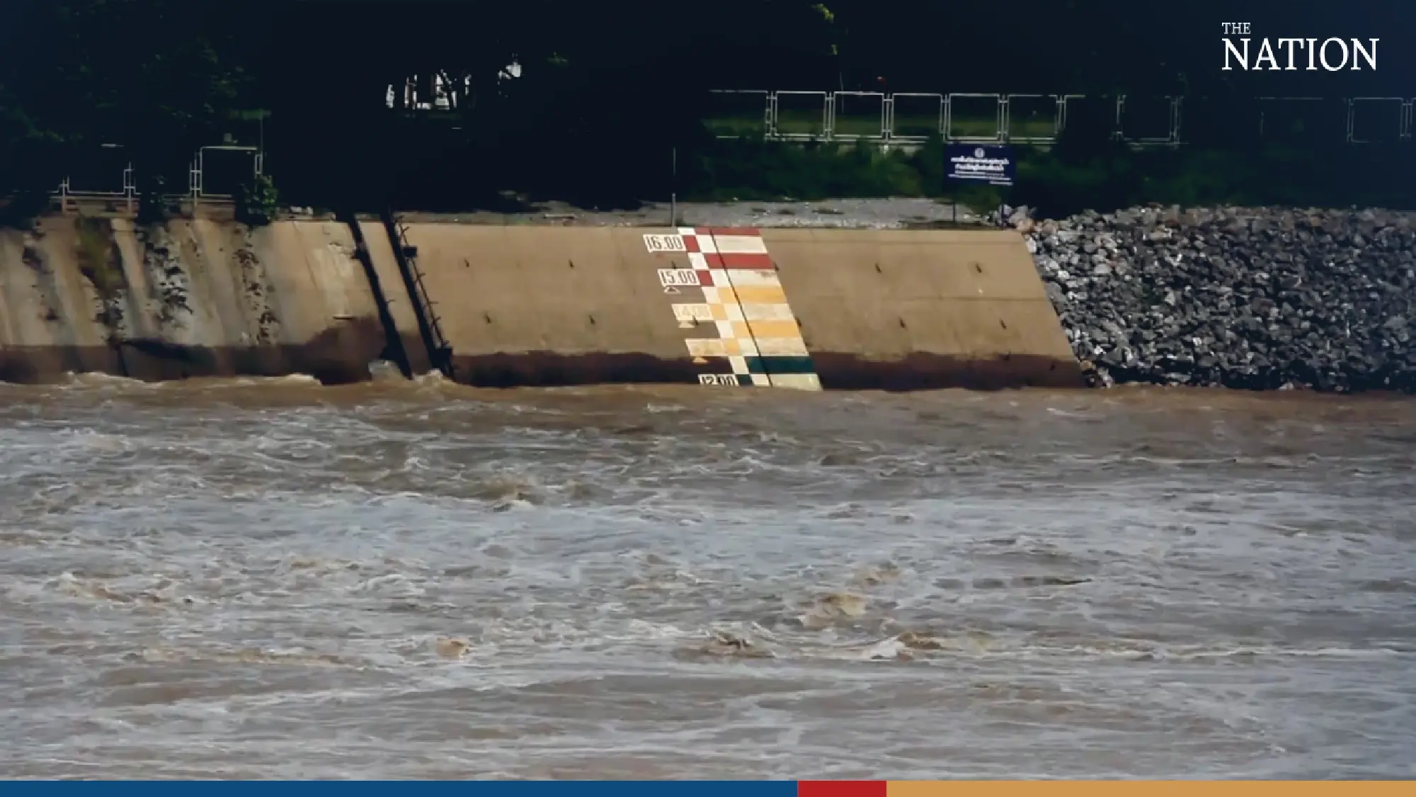 Bridge collapses in Kamphaeng Phet past midnight - Photo 5