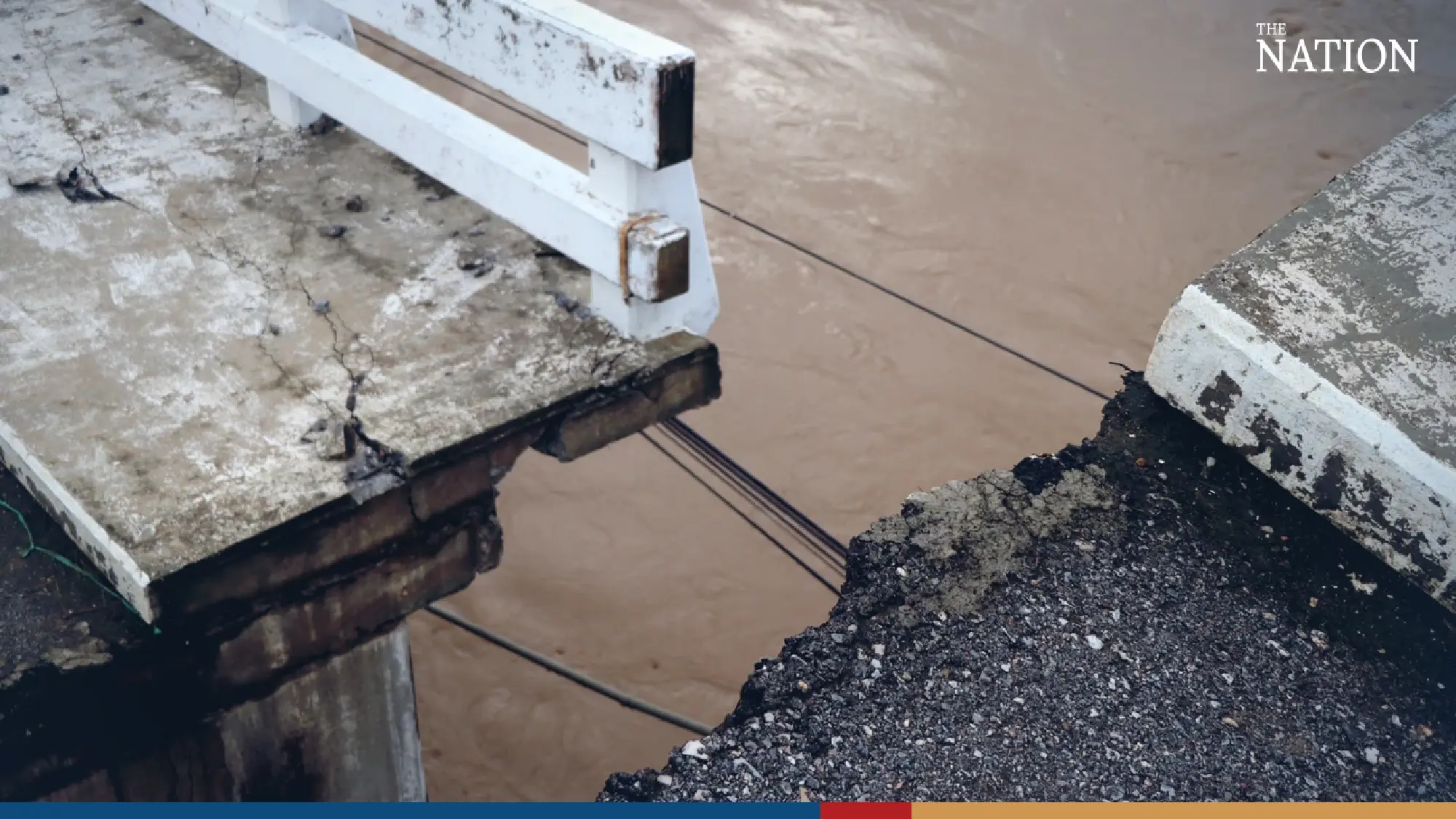 Bridge collapses in Kamphaeng Phet past midnight - Photo 9