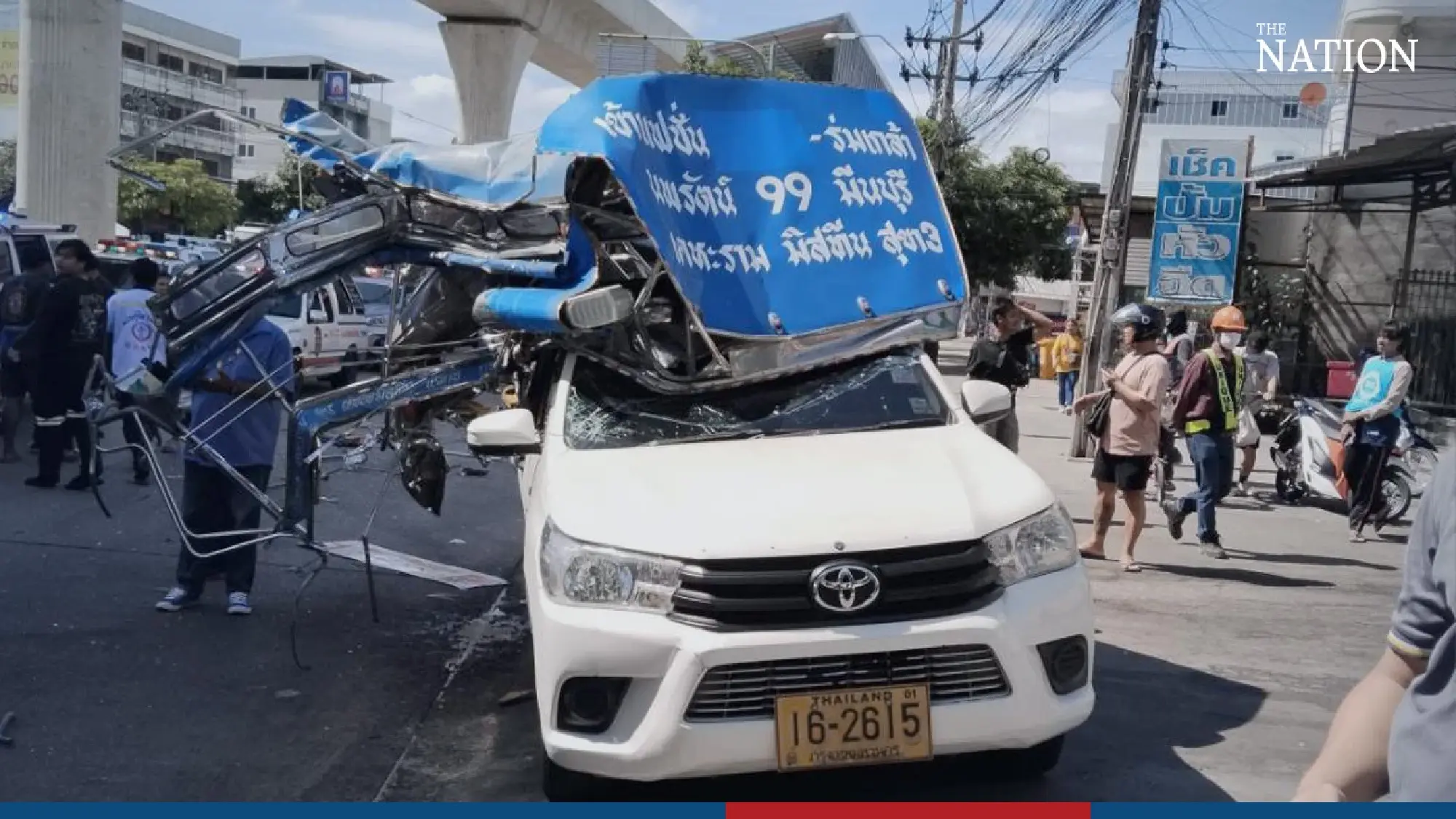 10 hurt in Bangkok ‘road rage’ crash - Photo 5