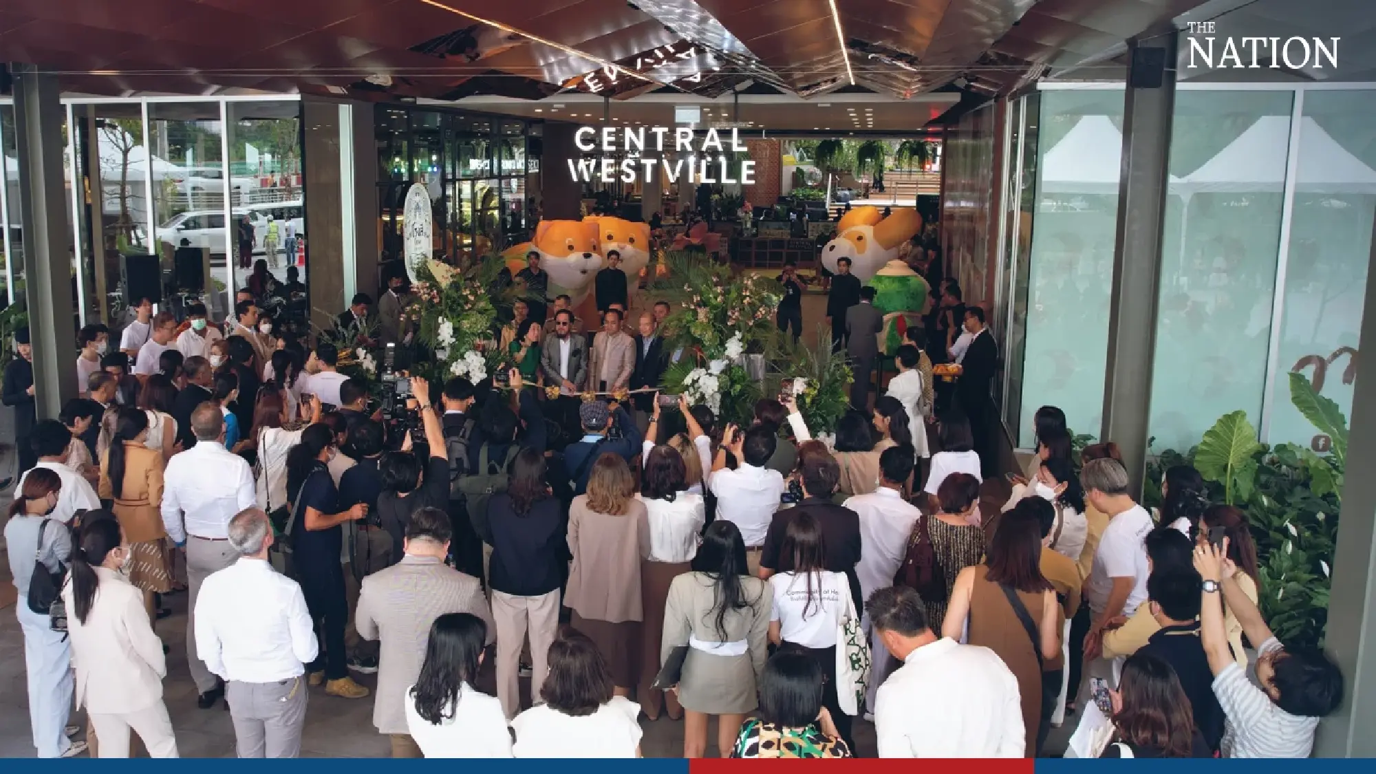 Shoppers flock to new Central mall - Photo 3