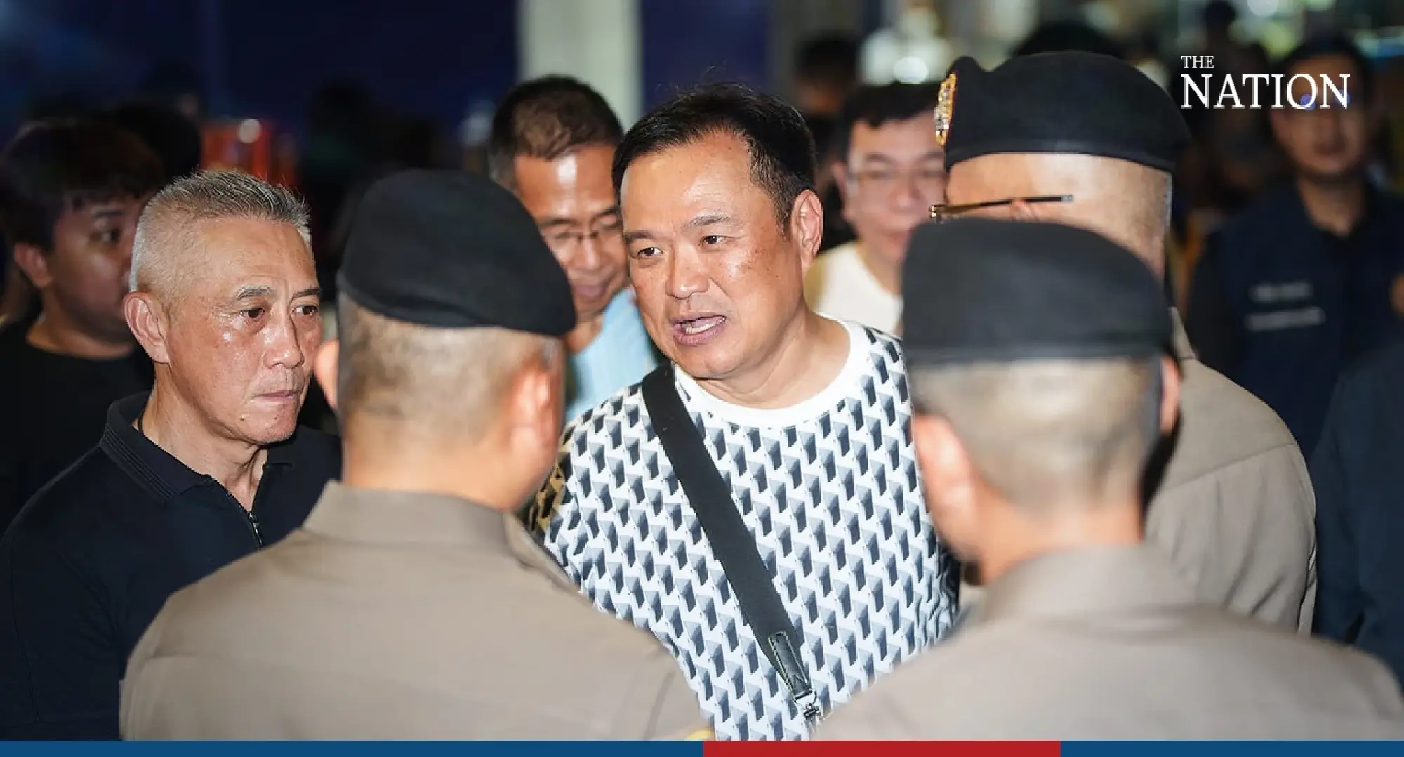 Anutin inspects Khao San Road pubs - Photo 4