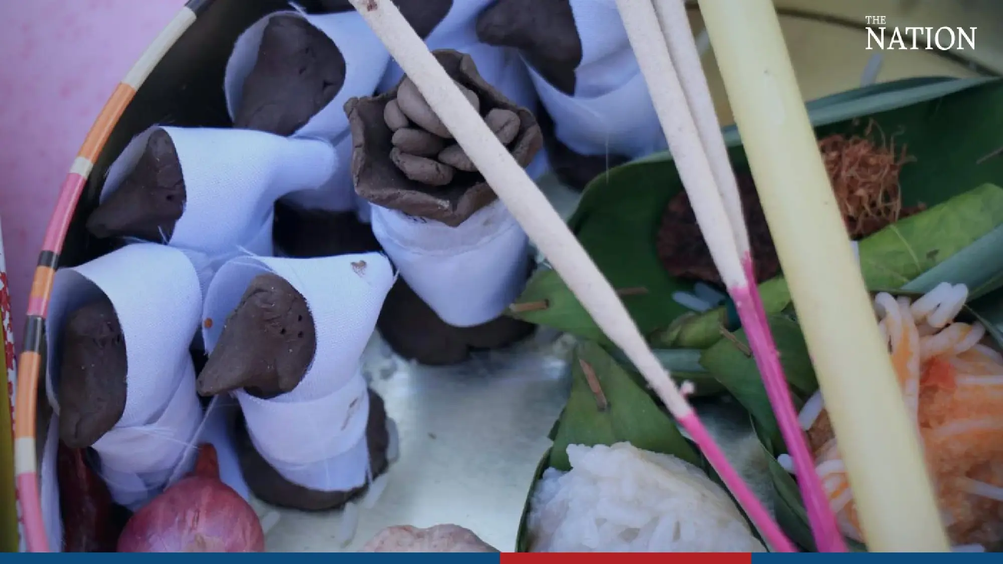 Phitsanulok villagers thank the gods - Photo 2