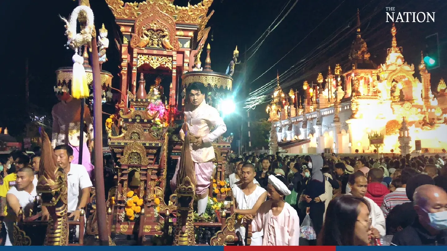 Midnight alms-giving held in Chiang Rai - Photo 3