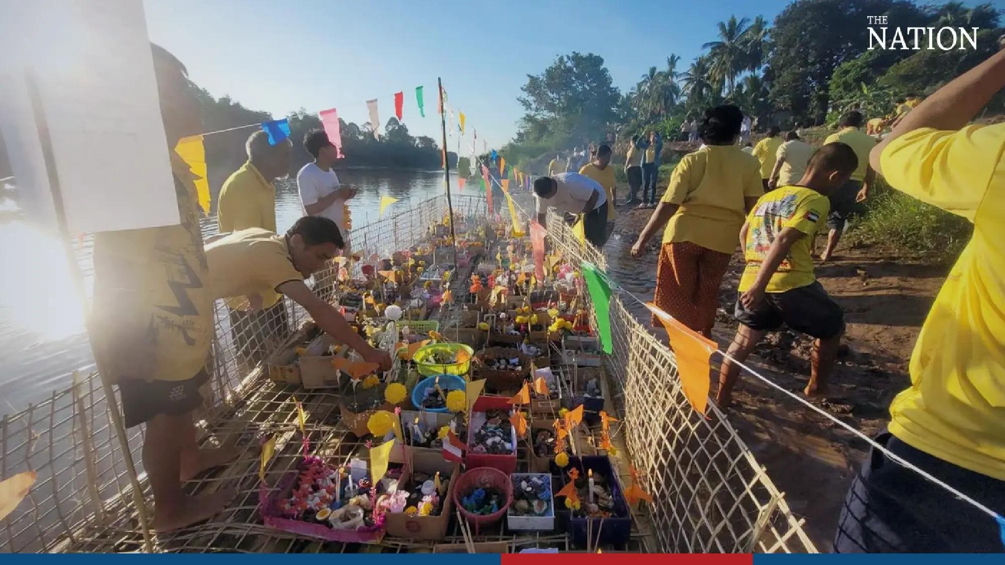 Phitsanulok villagers thank the gods - Photo 11