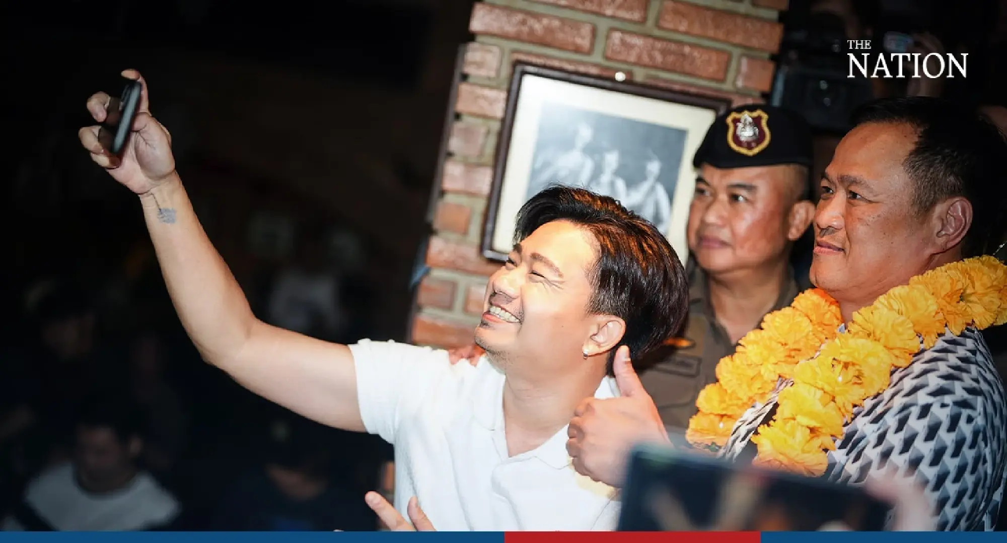 Anutin inspects Khao San Road pubs - Photo 5