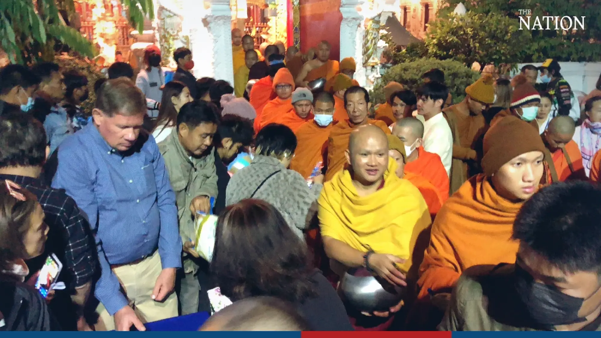 Midnight alms-giving held in Chiang Rai - Photo 2