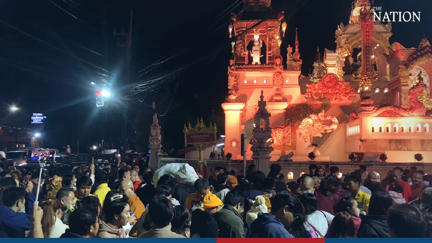 Midnight alms-giving held in Chiang Rai - Photo 4
