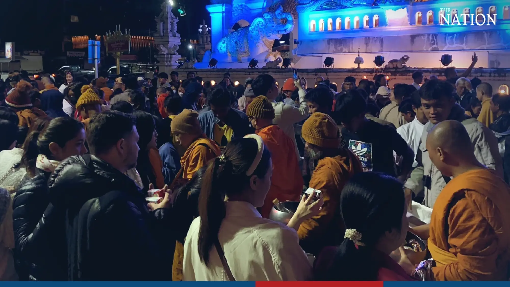 Midnight alms-giving held in Chiang Rai - Photo 5