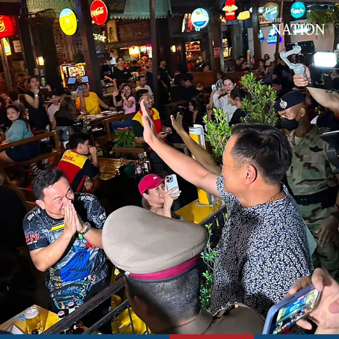 Anutin inspects Khao San Road pubs - Photo 1