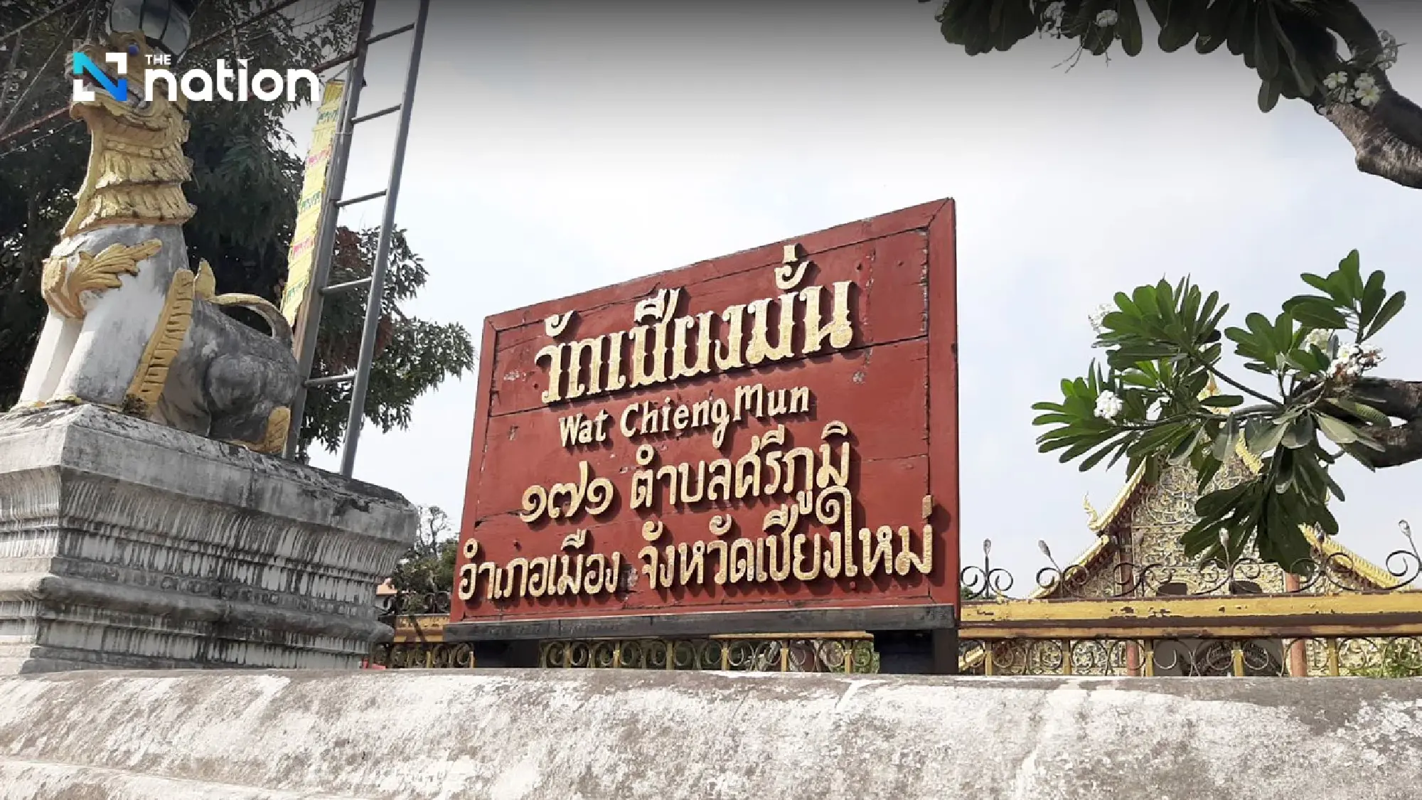 Social media explodes over foreign sunbathers at Chiang Mai temple - Photo 3