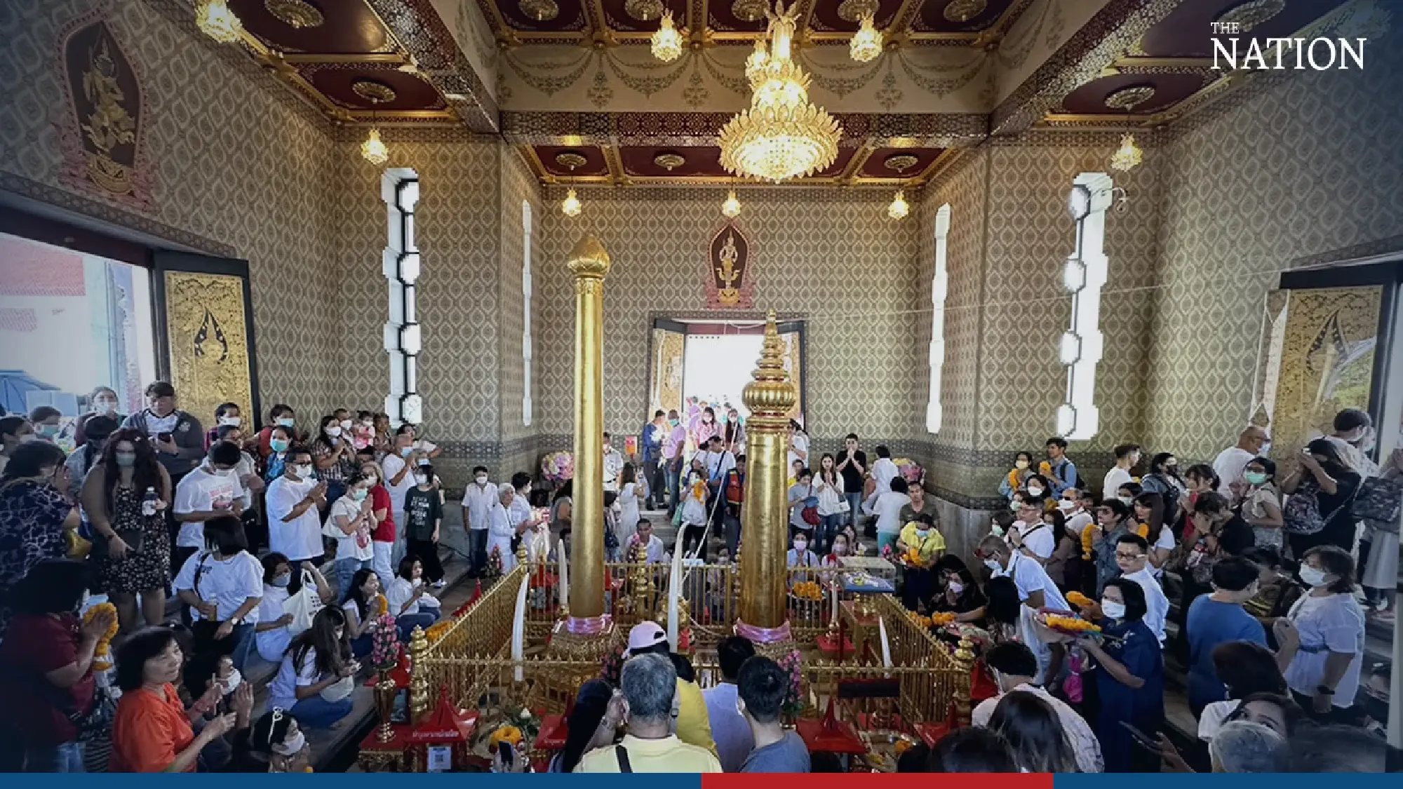 Crowd seeks blessing at city shrine - Photo 6