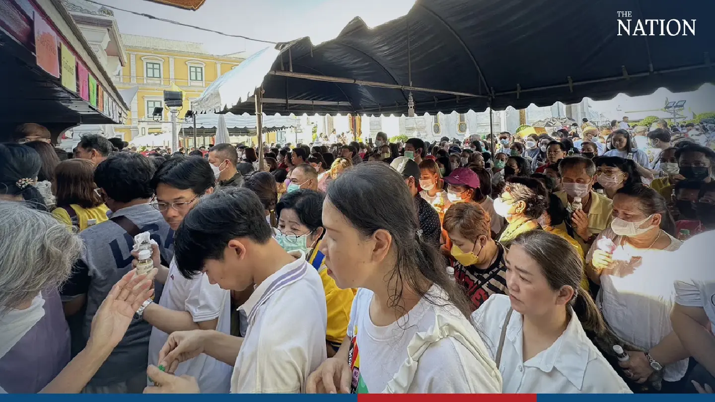 Crowd seeks blessing at city shrine - Photo 3