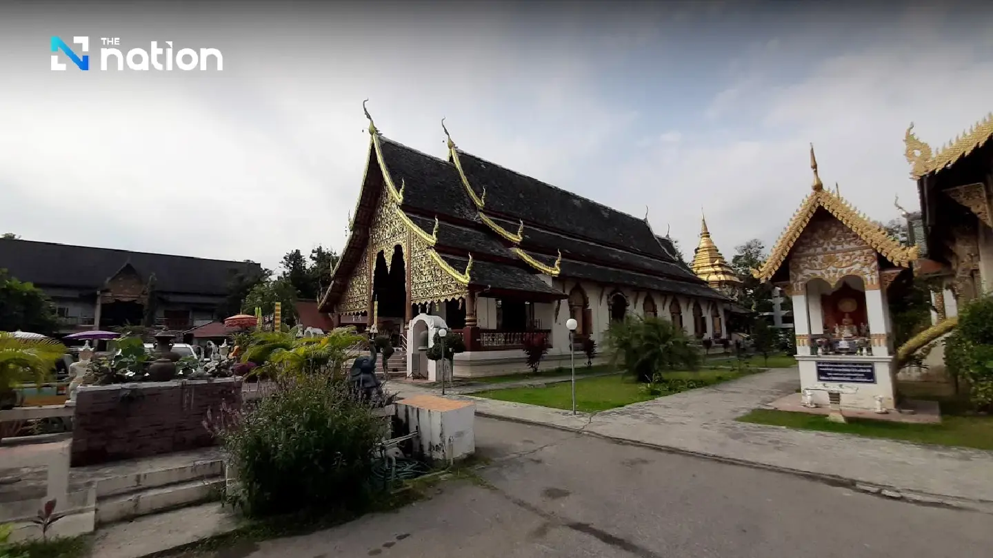 Social media explodes over foreign sunbathers at Chiang Mai temple - Photo 2