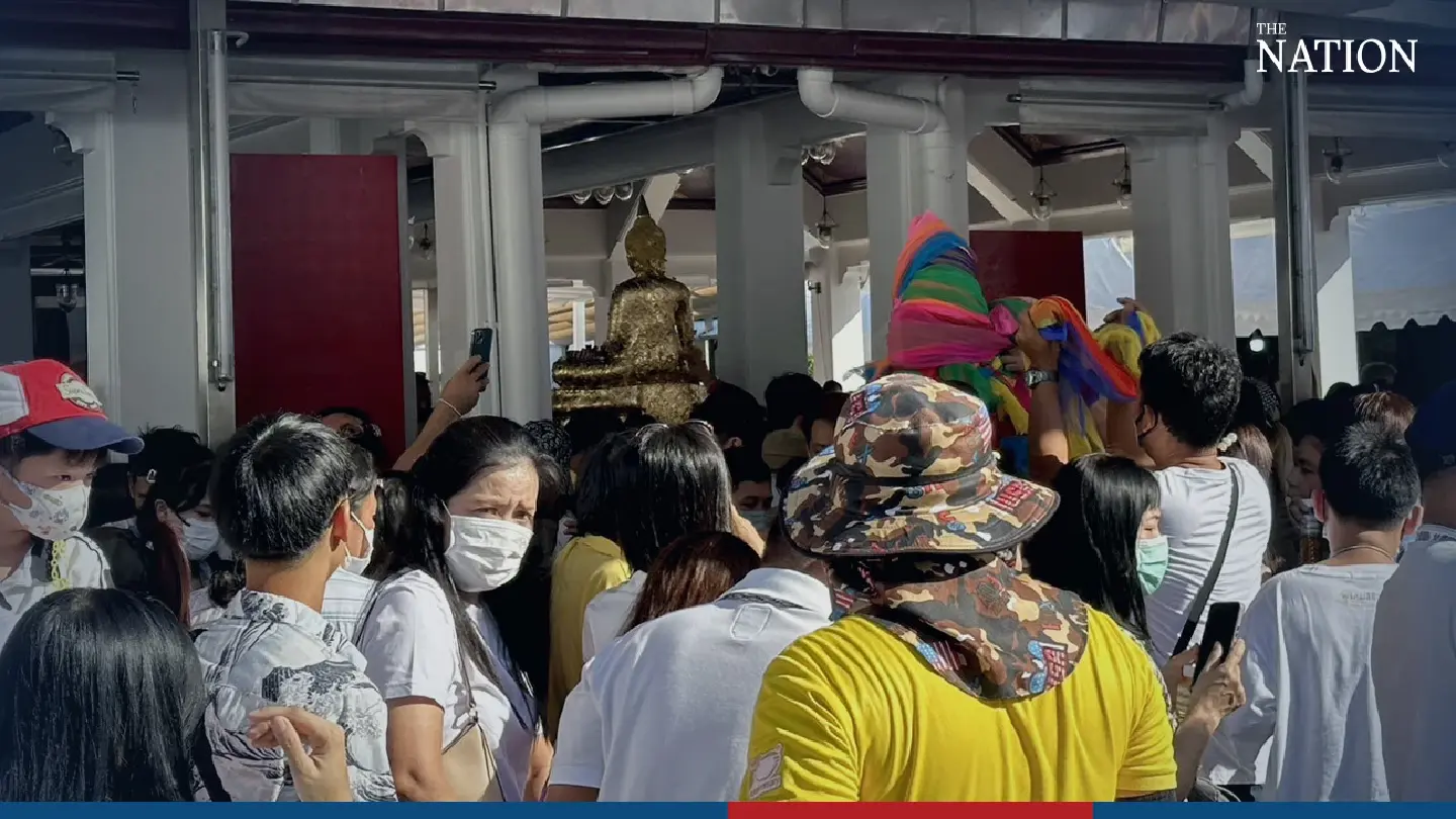 Crowd seeks blessing at city shrine - Photo 4