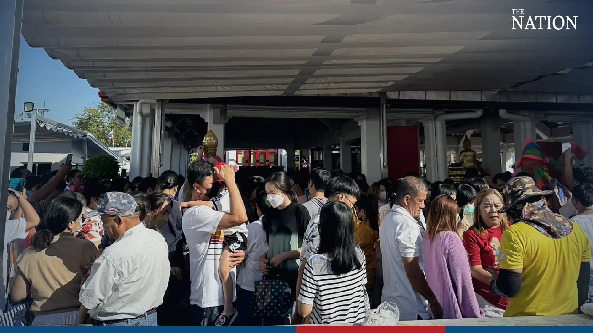 Crowd seeks blessing at city shrine - Photo 1