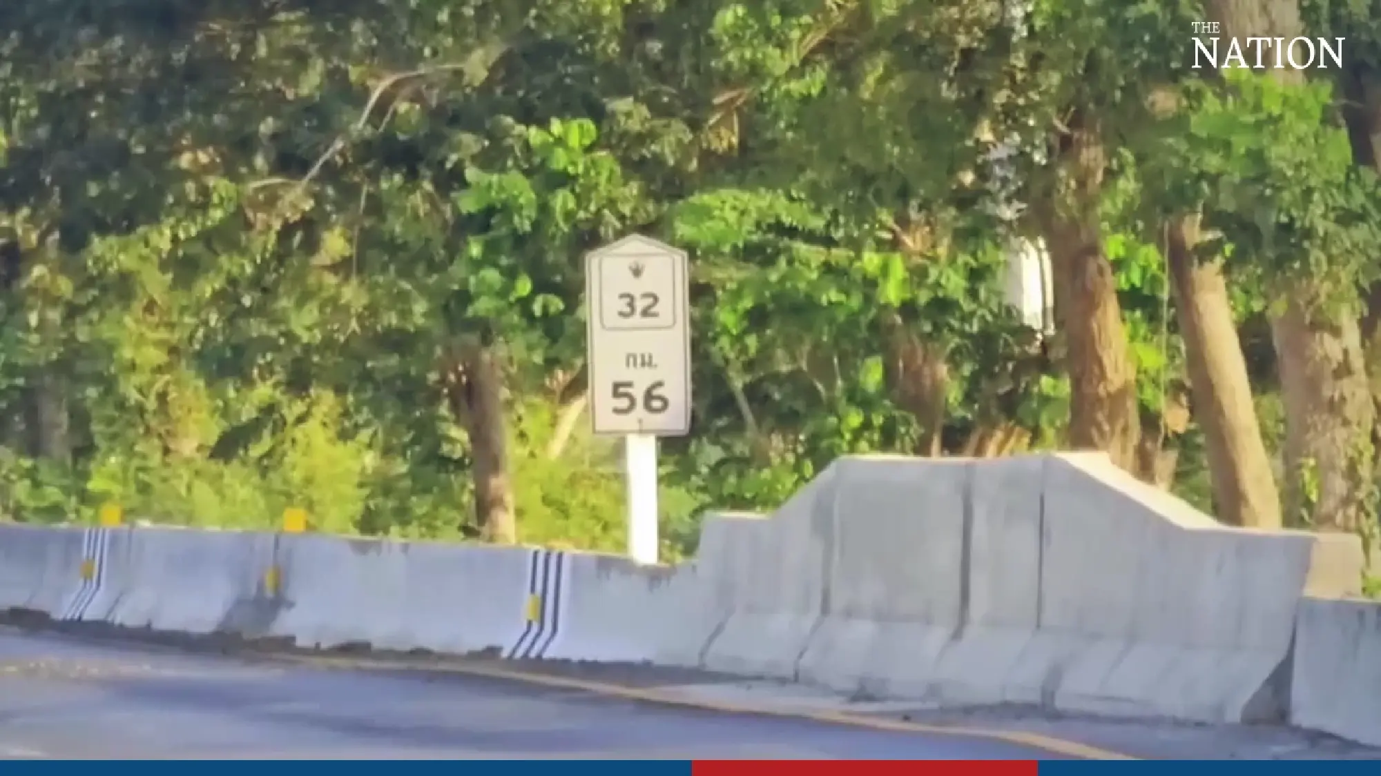 Bridge collapses, blocking highway - Photo 7