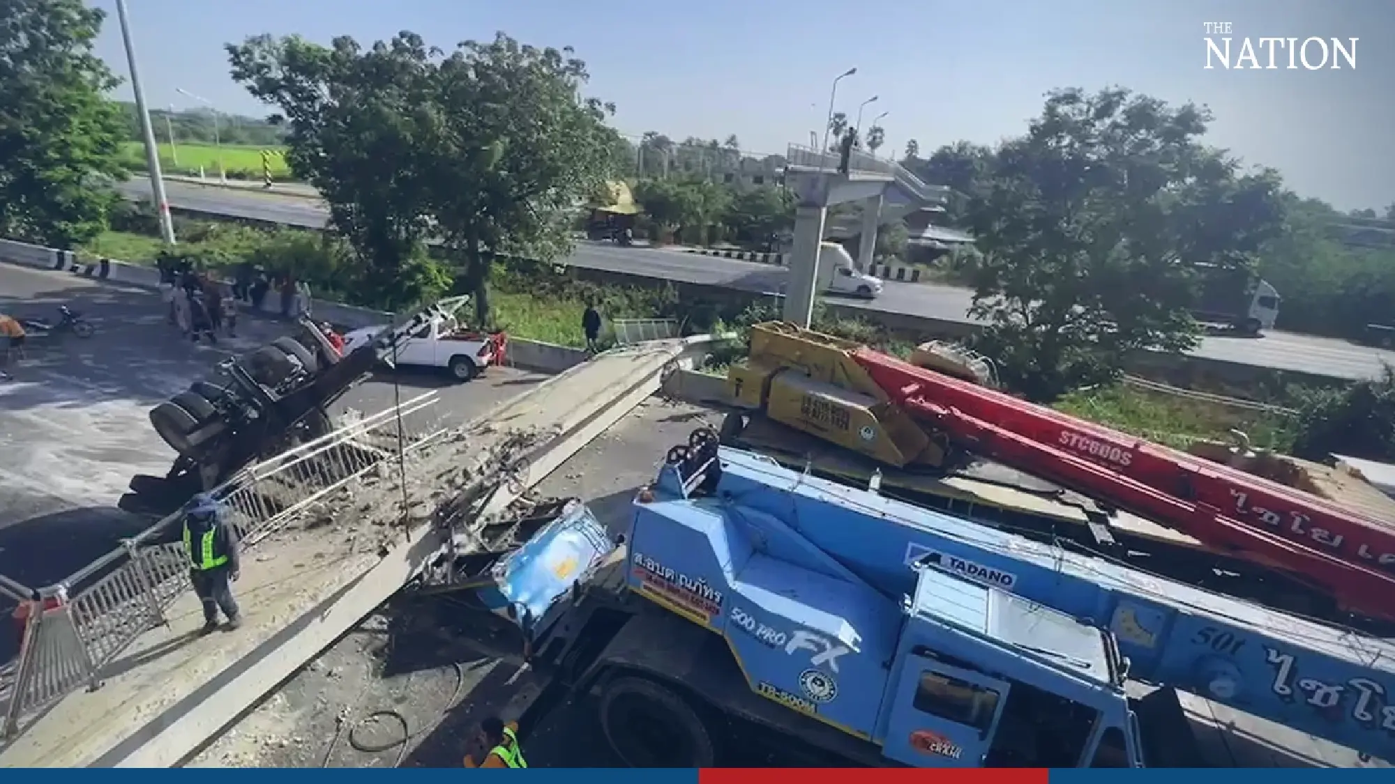 Bridge collapses, blocking highway - Photo 5