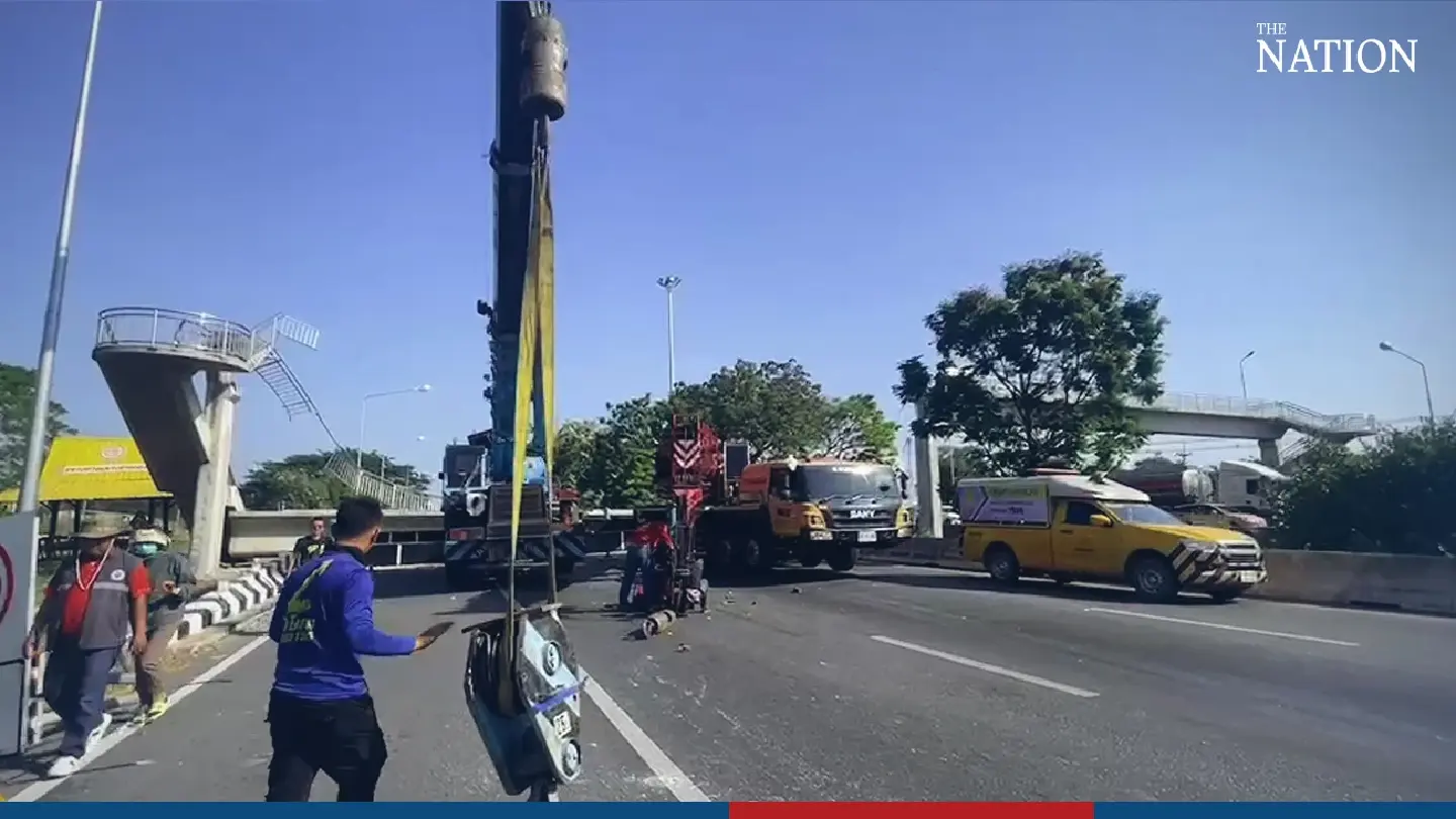 Bridge collapses, blocking highway - Photo 2
