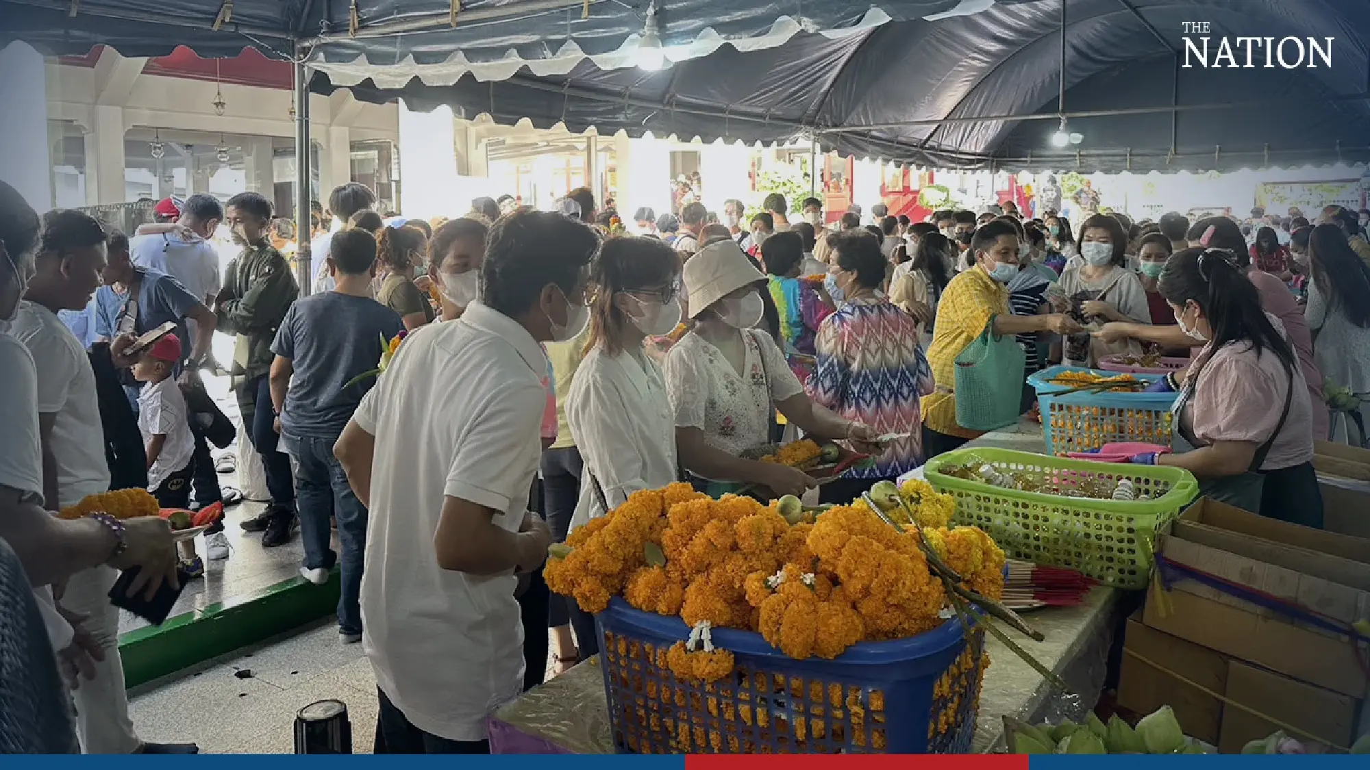 Crowd seeks blessing at city shrine - Photo 5