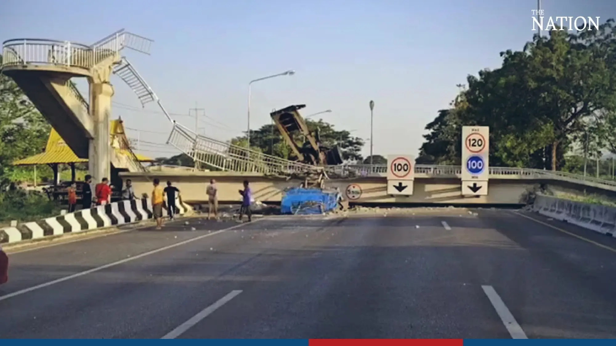 Bridge collapses, blocking highway - Photo 3