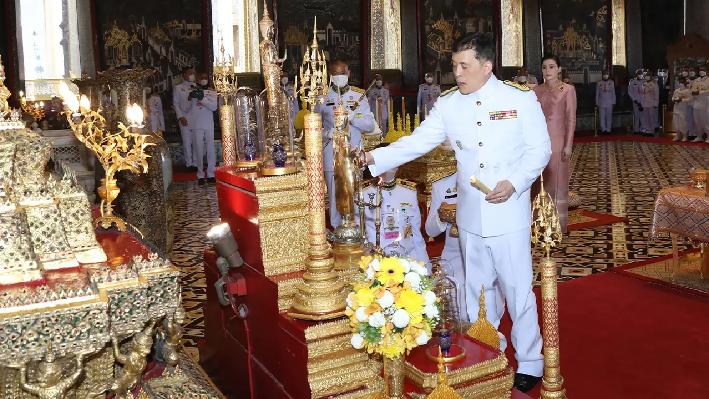 His Majesty performs ritual to change outfit for Emerald Buddha - Photo 4