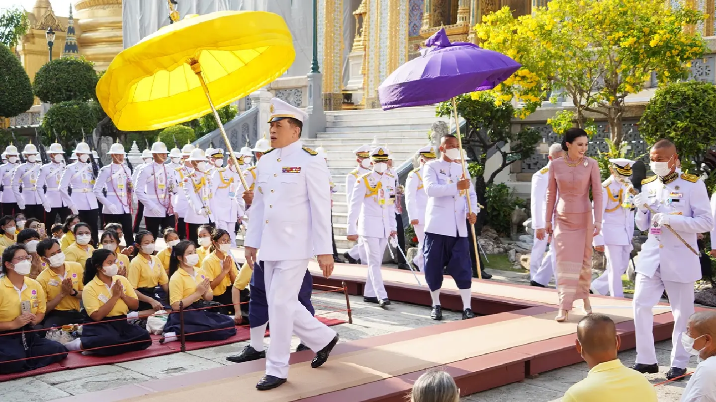 His Majesty performs ritual to change outfit for Emerald Buddha - Photo 2