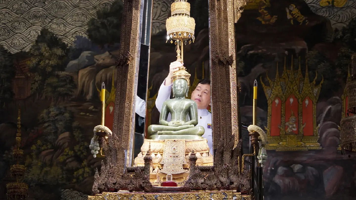 His Majesty performs ritual to change outfit for Emerald Buddha - Photo 3