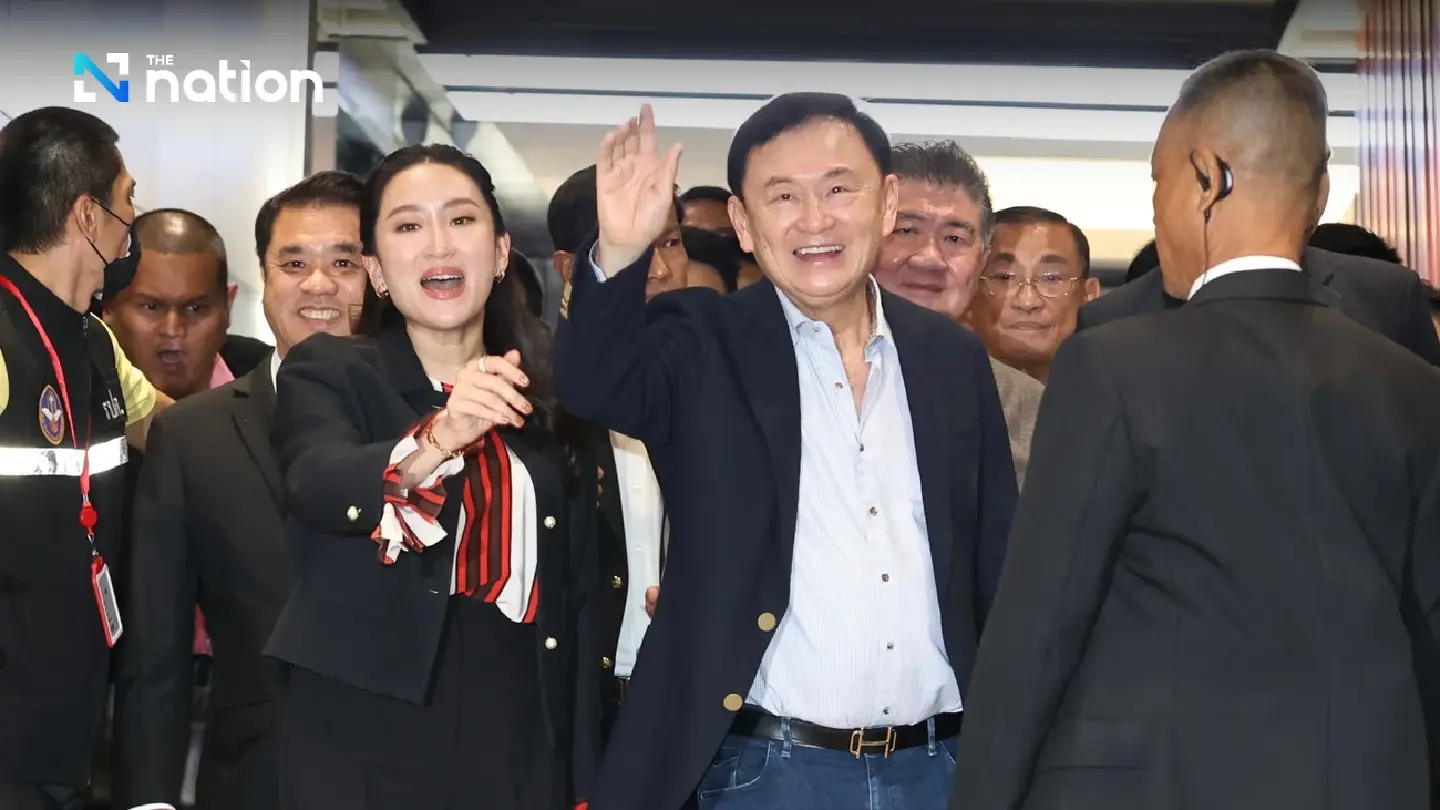 Cheers, hugs and kisses greet Thaksin upon arrival at Pheu Thai head office - Photo 1