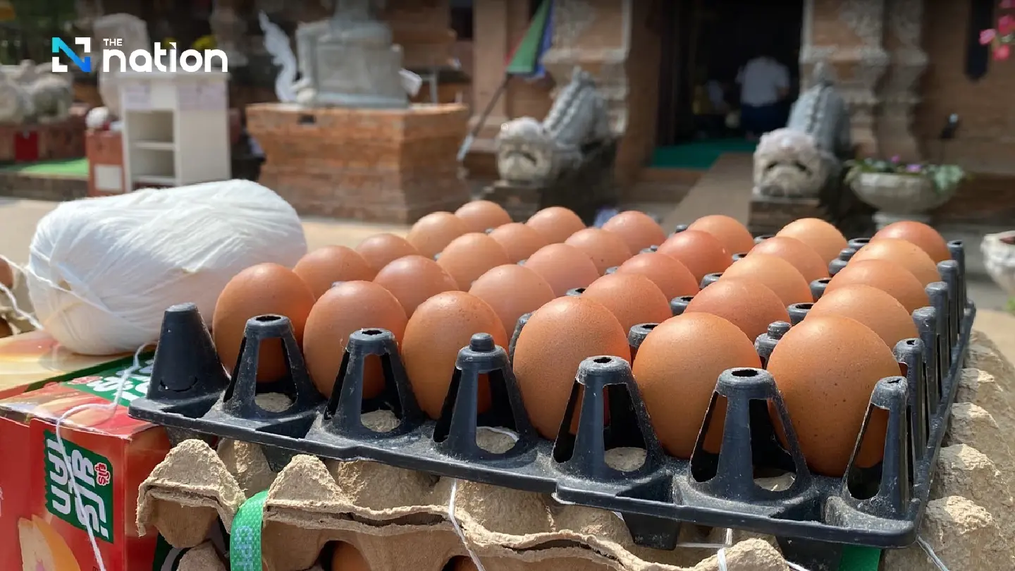Abbot donates 3,000 eggs to tired Chiang Mai fire fighters - Photo 3